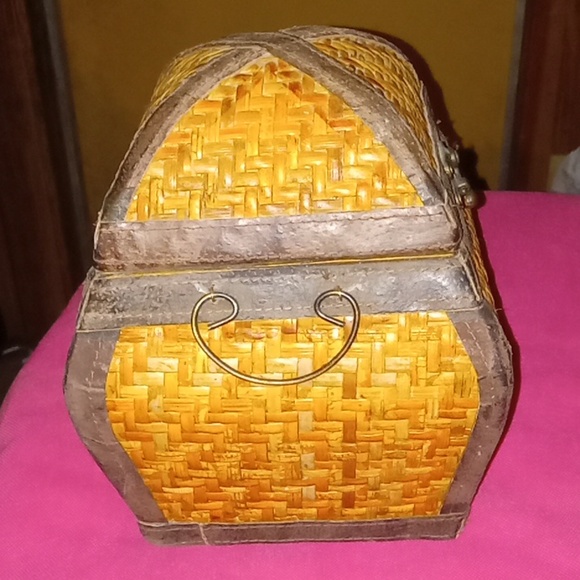Rattin woven straw hinge basket - Picture 2 of 3